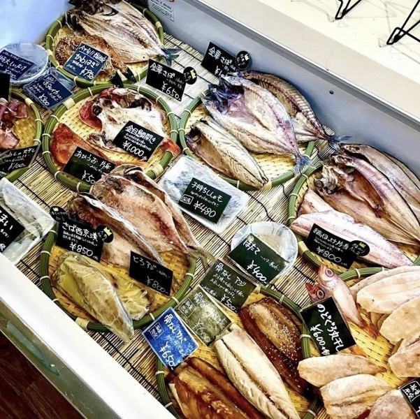 １Fは販売コーナー☆名古屋で卸してもらえてるお店が少ない貴重で美味しい新鮮な干物や、知多半島のえびせんを食べて育った濃厚で甘みの強い卵「海老もっこり」、地元の新鮮野菜や地方の美味しいものを取り揃えて販売しております♪