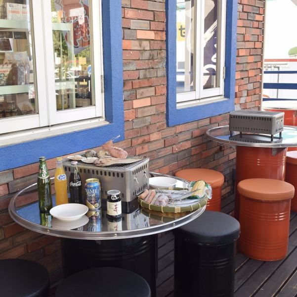 １F屋外にはテラス席も完備！バーベキューはもちろん、通常の定食のご飲食でもテラス席のご利用可能です★夏は海鮮バーベキュー、冬は焼き牡蠣の食べ放題が出来ます♪おタバコを吸いたい方にも◎なお席です♪