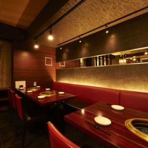【半個室2】8から10名様迄。6名×1と4名×1のお席を組み合わせてご利用頂けます。仕切られた半個室の空間です。デート、誕生日記念日のお祝い、歓送迎会、忘新年会など様々なシーンでご利用頂けます。