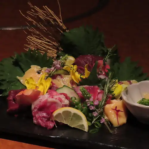 【人気メニュー】馬刺し盛り合わせ
