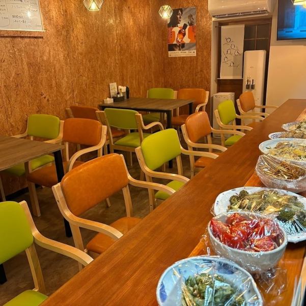 地域の皆さまや学生さんに、安心して食べられる健康的なごはんを届けたい。そんな想いで、全14席の小さなお店を営んでいます。カウンター6席、テーブル2卓で、ひとりでもグループでも大歓迎。勉強帰りや部活終わりにも、ぜひお立ち寄りください。