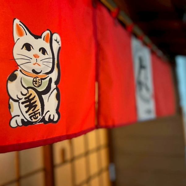 カウンター6席をご用意しているので、おひとり様でも気兼ねなくご来店いただけます。仕事帰りにふらっと立ち寄って、無農薬野菜と水素水で仕上げたおばんざいをゆっくり味わってみませんか？テーブル席もあり、友人との食事にも最適です。