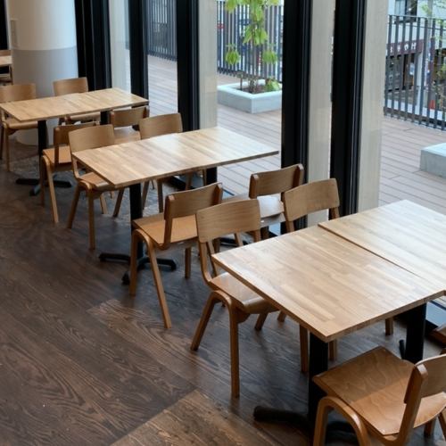 You can use it in a variety of scenes such as casual dining, entertaining, date, etc. in the elegant store.We are waiting for table seats for 2 to 4 people, which are ideal for banquets, casual drinking parties and family dinners.