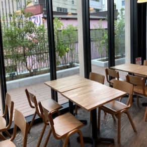 It is a table seat that can be used by a small number of people to a large number of people.The spacious interior has a feeling of openness and a friendly atmosphere.Please use it in various situations such as drinking, drinking a little after work, banquet, girls' party, launch etc.