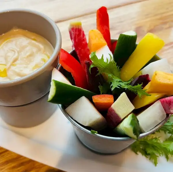 産地直送!『農園野菜のバーニャカウダ』&『ワインは常時25種類以上。』お料理とのペアリングを堪能下さい