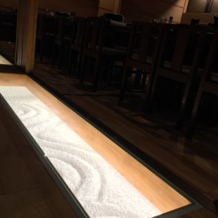 A clean yakiniku restaurant with stylish lighting.The space has been designed with attention to detail to ensure comfort.