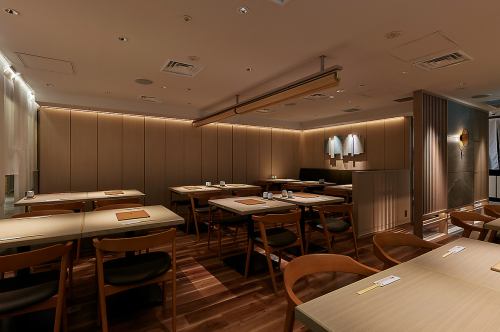 <p>【さまざまなシーンに使えます】女子会や宴会、ご友人やご家族などさまざまなシーンに使えるテーブル席をご用意!大人数でも安心です。もちろんお一人様のお客様も多数いらっしゃってます♪ 【4名様以上のご予約はお電話ください】</p>