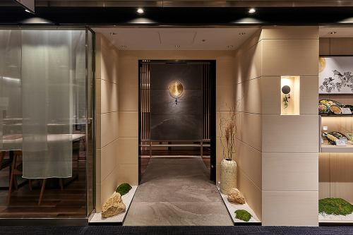 <p>リラックスした雰囲気の店内で美味しい料理やお酒を楽しめます。お仕事帰りの飲み会、友人同士のお集まりなど、幅広くご利用いただけます。 【4名様以上のご予約はお電話ください】</p>