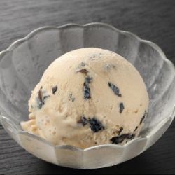 검은 콩과 가루 얼음