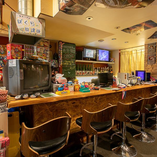 [Also suitable for one person!] The counter is also popular with couples ★Lots of nostalgic manga and toys♪