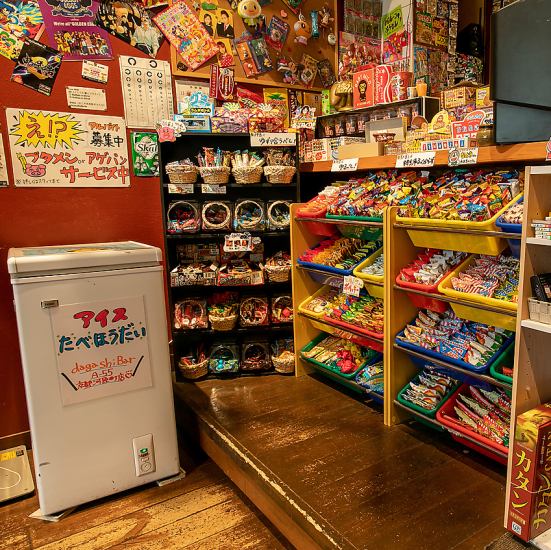 An interesting bar where you can eat all-you-can-eat sweets and ice cream and play with toys!