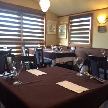 We also have a table for two persons who can enjoy meals with two people.Also available for anniversaries and birthdays.