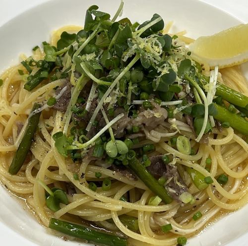 牛肉と空芯菜と、ニンニクの芽のペペロンチーノ、レモン風味