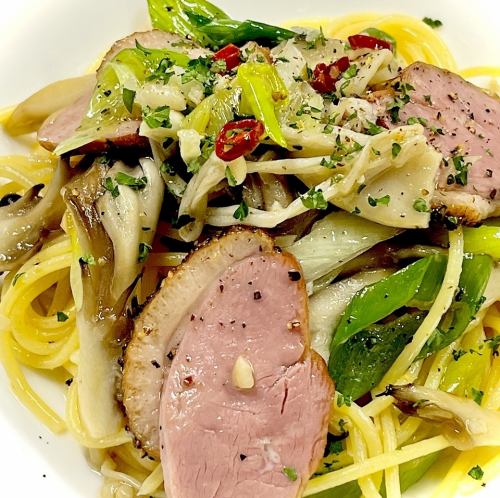 合鴨パストラミと長ネギとキノコのペペロンチーノ