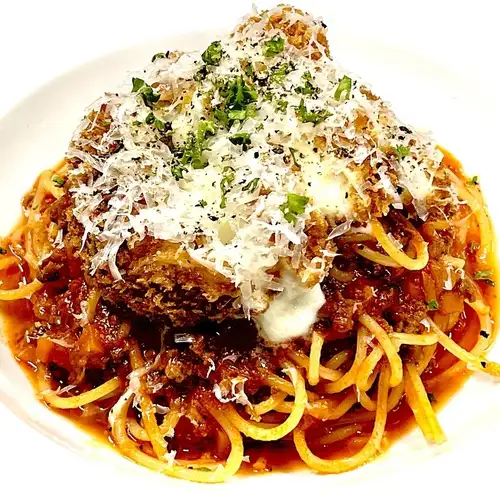 モッツァレラチーズの入ったカツレツのせボロネーゼ