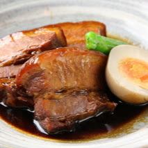 "Rafti" is made by slowly simmering pork belly, and is an appealing dish that goes well with both rice and alcohol.