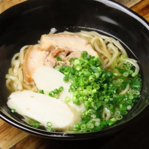 The owner loves the fresh noodles from [Mensho Tianda]. Enjoy Okinawa's local dish "Nankotsu Soki Soba"!