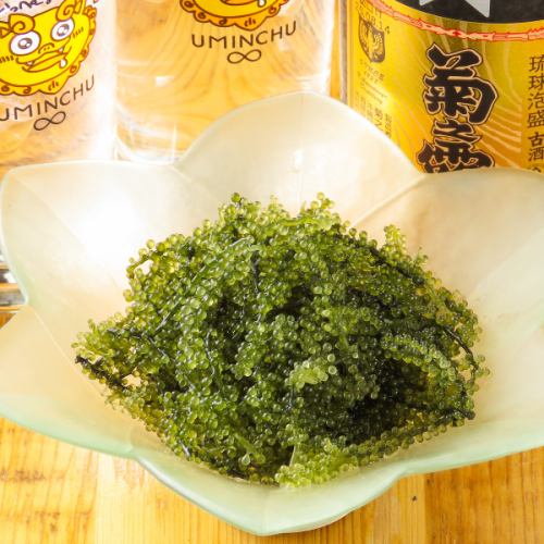 当店大人気の「海ぶどう」は三杯酢・わさび・青じそで◎