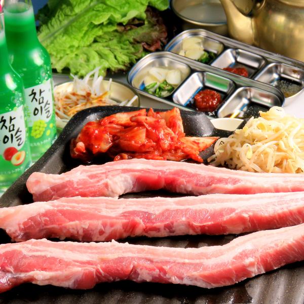 本場韓国の味！！国産豚のサムギョプサル＆韓国屋台料理40品食べ飲み放題プラン3,500円♪