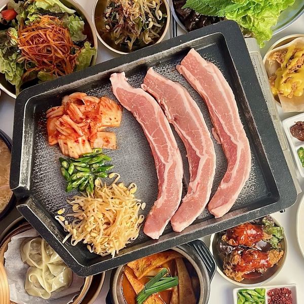 本場韓国の味！！国産豚のサムギョプサル＆韓国屋台料理40品食べ飲み放題プラン3,500円♪
