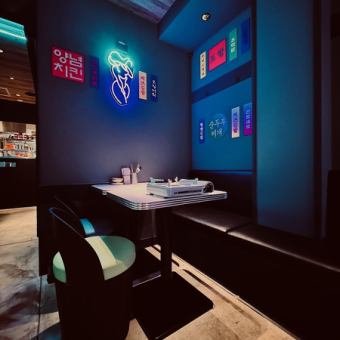 ネオン煌めくテーブル席♪2名様~4名様ご案内