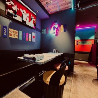 ネオン煌めくテーブル席♪4名様~6名様ご案内