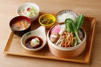 Steamed shabu-shabu set meal of Rokuhaku black pork and seasonal vegetables