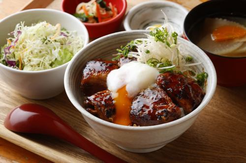 黒ぶたチャーシュー丼 温玉乗せ