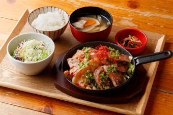 [Teppan Yakiniku Festival: Hot and steaming] Teppan Tongue with Green Onion and Salt & Fatty Pork Yakiniku Rice