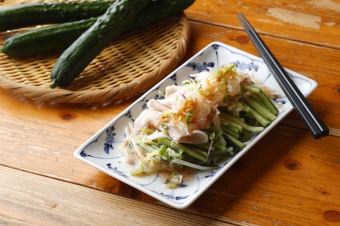 Boiled black pig loin and cucumber with bean sprouts