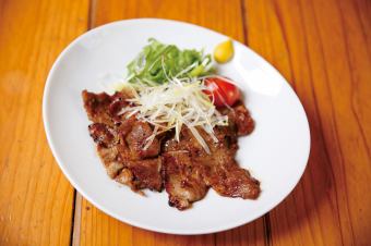 Grilled black pig thigh meat with sauce