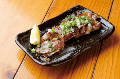 Grilled pork tongue with green onion and salt sauce