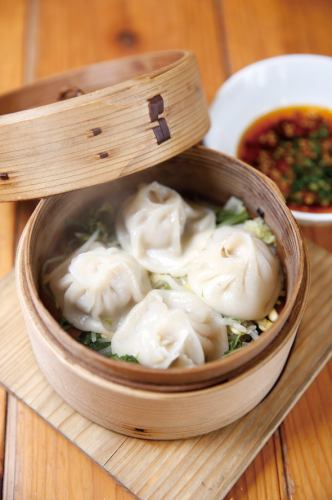 Xiaolongbao (Pork stew) with homemade chili oil and ponzu sauce (3 pieces)