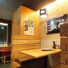 Box seats with a calm atmosphere.It is a seat that can be used for small gatherings.Banquet courses with all-you-can-drink for 2 hours start from 4,950 yen! You can enjoy not only black pork shabu-shabu, but also "Rokuhaku" black pork dishes to your heart's content!