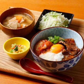 黒ぶたバクダン丼