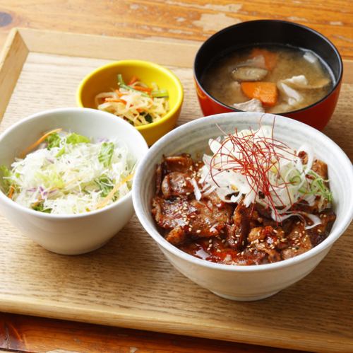 黒ぶた辛味噌丼