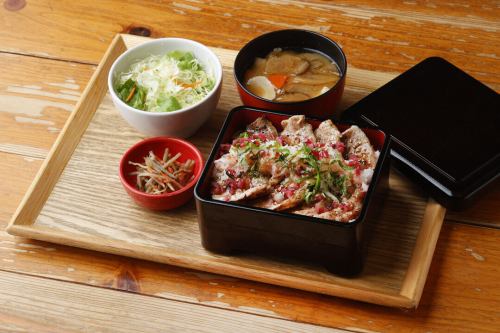 鬼おろし梅しそ豚重