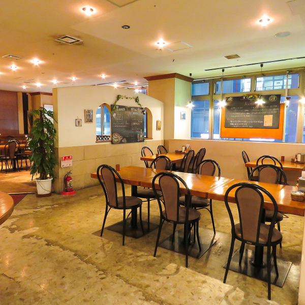 【テーブルレイアウト変更可能】ご利用シーンや人数に応じて、テーブルレイアウトの変更も可能です。女子会やパーティー、貸切利用など、柔軟に対応いたしますので、お気軽にご相談ください。