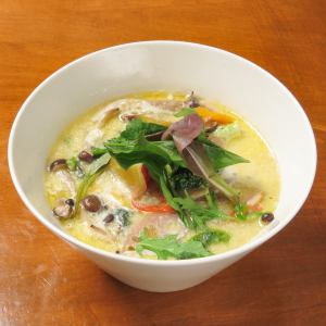 다양한 야채 크림 수프 스파게티