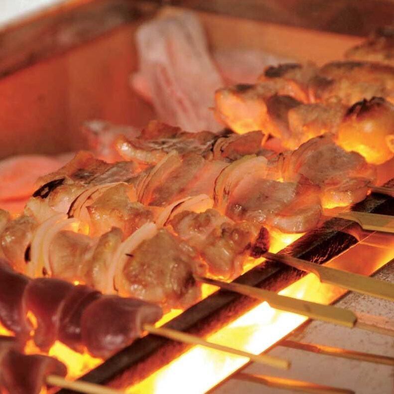 職人が備長炭で焼いた自慢の焼き鳥は絶品！生ビールとの相性◎