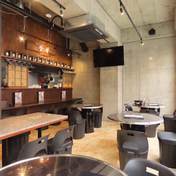 【カウンター席もご用意♪】落ち着いたお席にて、仕事帰りのお一人様も大歓迎◎カウンター席でのデートやお食事にももってこいの空間です！是非ご来店お待ちしております。