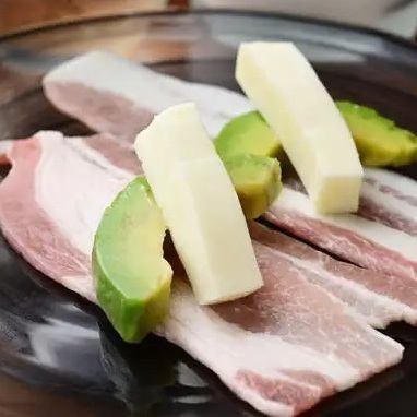 돼지 장미 꼬치 튀김 (모짜렐라 치즈 / 아보카도)