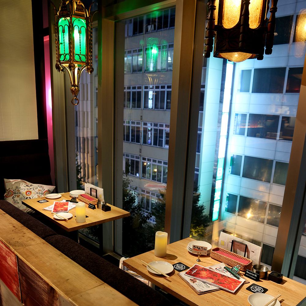 Panoramic view of the night view...Enjoy dates, girls' night out, and anniversaries in a stylish space.