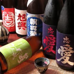 日本酒は全国各地から希少銘柄を仕入れております。