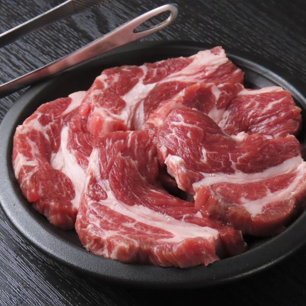 【冷凍せずに、生のまま仕入れるから新鮮！臭みのないラム肉体験をどうぞ◎】生ラム肩ロース1200円(税込)