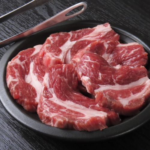 【冷凍せずに、生のまま仕入れるから新鮮！臭みのないラム肉体験をどうぞ◎】生ラム肩ロース1200円(税込)