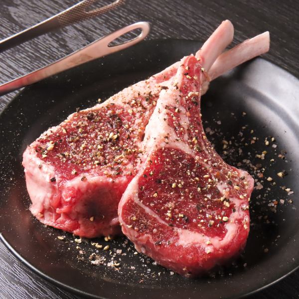 【噛めば噛むほどにラム肉本来の旨味が口の中いっぱいに広がる人気の逸品♪】ラムチョップ1本850円(税込)