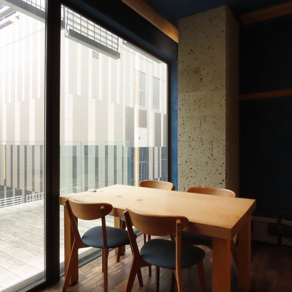 【接待・会食にも最適な個室席を完備】個室が完備されたオシャレな店内は、落ち着く雰囲気。個室は4名様席を2部屋ご用意しており、8名様のご宴会・会食でもご利用いただけます。ほかにもテラス席やカウンター席、通常のテーブル席があり、多彩なシーンに合わせてご利用ください。