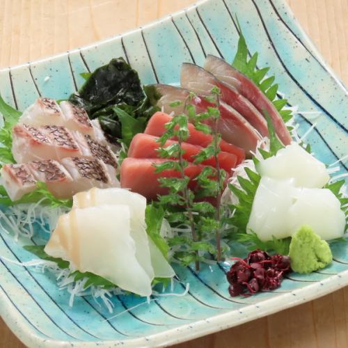 鳥取を中心に、日本全国からその時季に最も美味しい魚介を使用した『造り盛り合わせ』