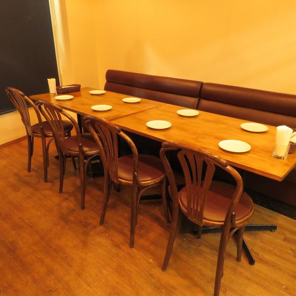 【小規模宴会可能】1名席のテーブル席が2卓と2名テーブル席が2卓、2名ソファー席が4卓のご用意がございます。人数に応じて席を横に繋げることも可能です。仲間内でワイワイ盛り上がってもよし。当店自慢の料理とお酒と共にお楽しみ下さい。